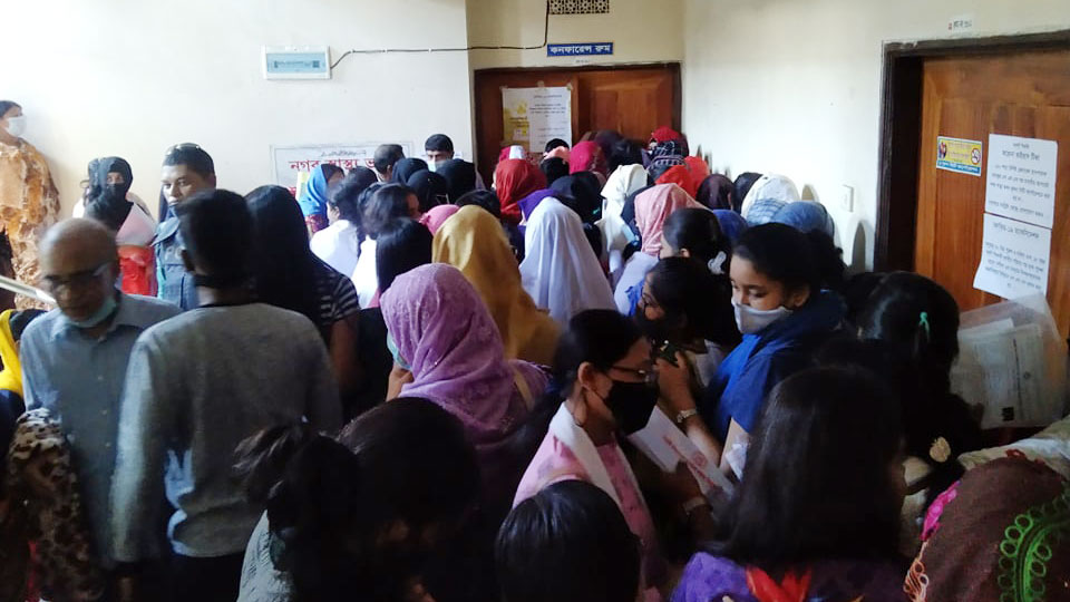 শিক্ষার্থীর টিকায় অব্যবস্থাপনা