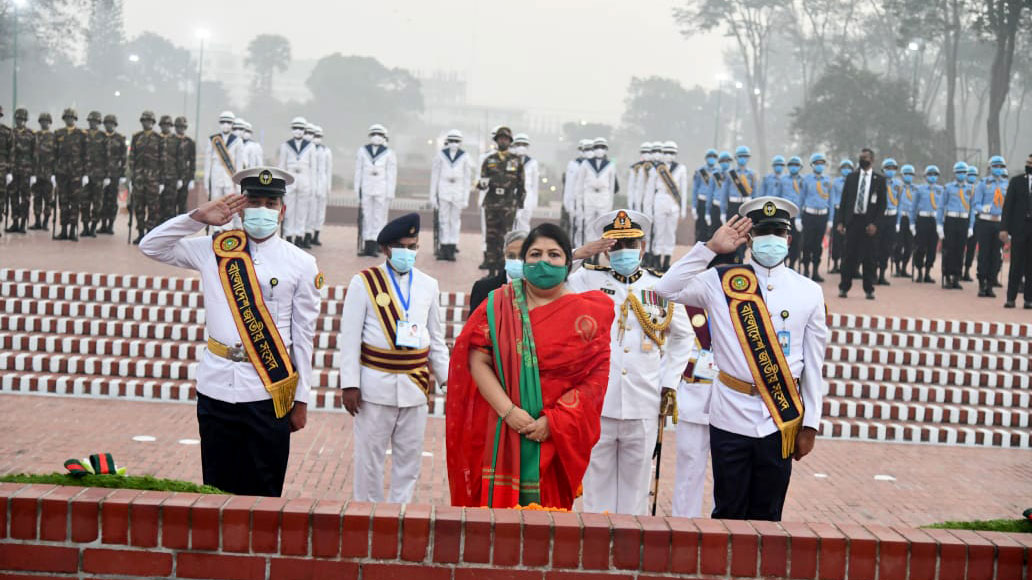 জাতীয় স্মৃতিসৌধে জাতীয় সংসদের স্পিকার ড. শিরীন শারমিন চৌধুরী পক্ষ থেকে মুক্তিযুদ্ধের বীর শহীদদের প্রতি শ্রদ্ধা নিবেদন। সাভার, ঢাকা, ১৬ ডিসেম্বর, ২০২১। ছবি: আজকের পত্রিকা