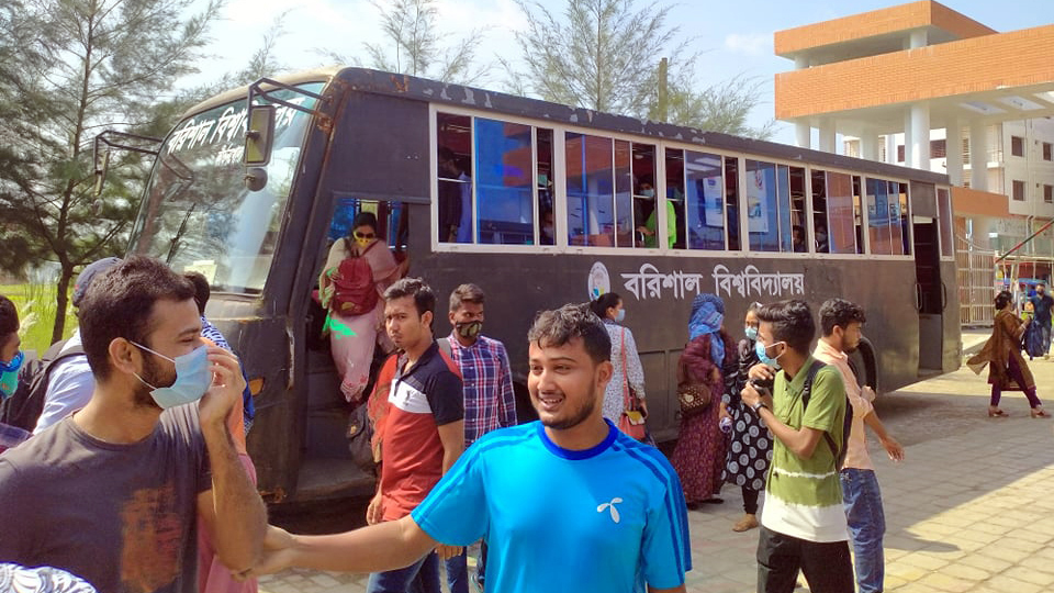 দেড় বছর পর সশরীরে ক্লাস, মুখর ক্যাম্পাস