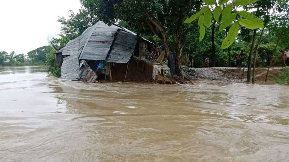 কমতে শুরু করেছে নদীর পানি