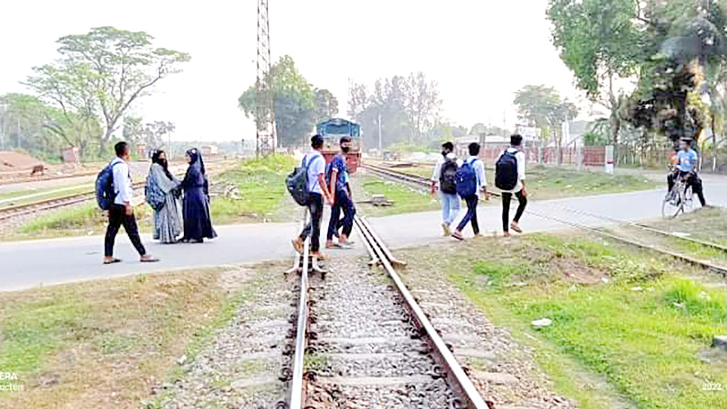 অরক্ষিত ক্রসিংয়ে মৃত্যুঝুঁকি