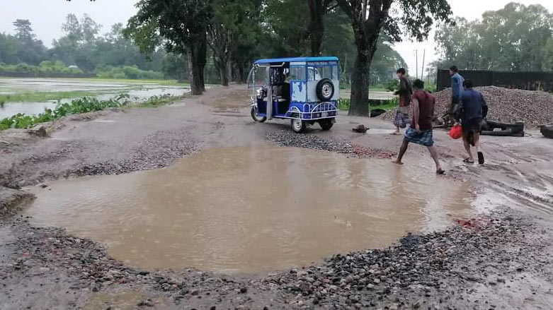 দেড় বছরেও শেষ হয়নি সড়ক সংস্কারের কাজ, দুর্ভোগে দুই ইউনিয়নের মানুষ