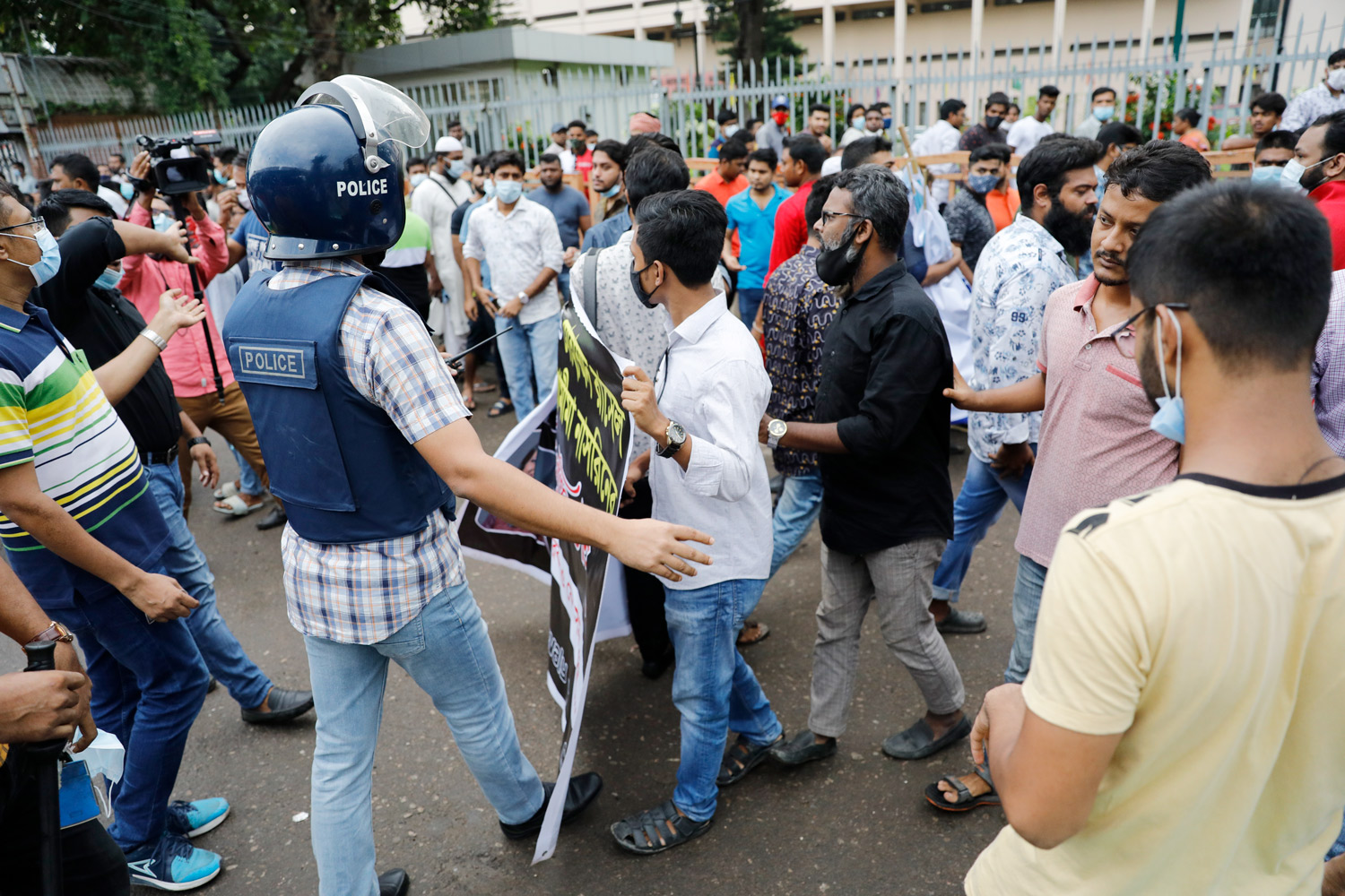 যুবক-ডেসটিনির পথেই কি  ই-কমার্স গ্রাহকদের ভাগ্য