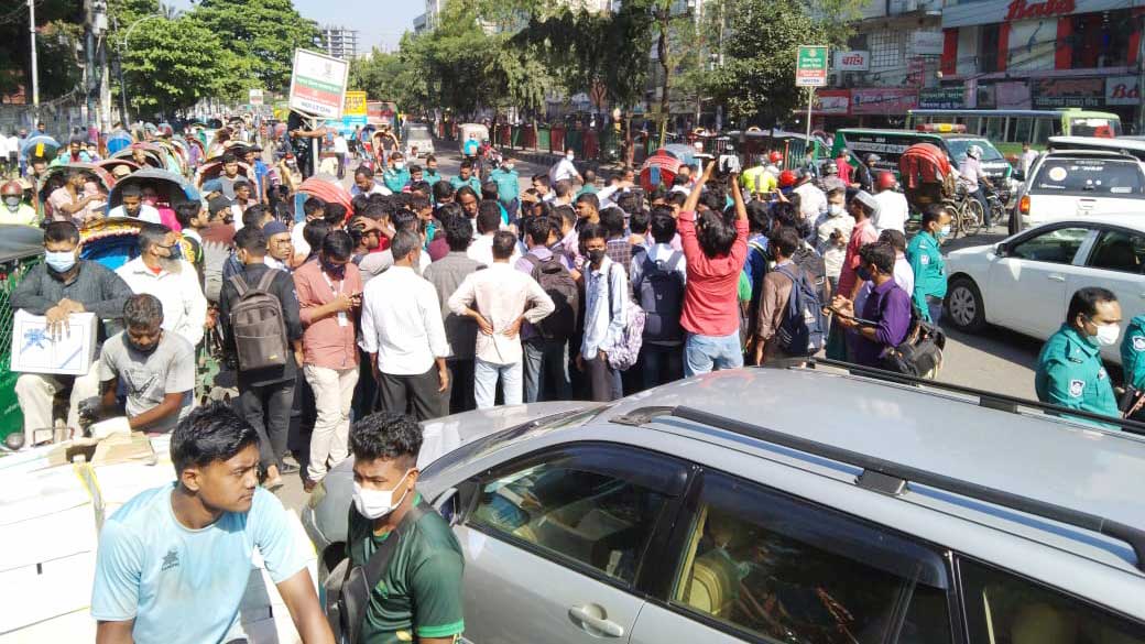 হাফ-পাসের দাবিতে রাস্তায় ঢাকা কলেজের শিক্ষার্থীরা