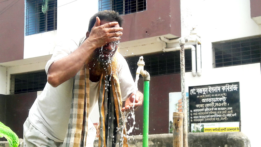 নওগাঁয় প্রচণ্ড গরমে হাঁসফাঁস