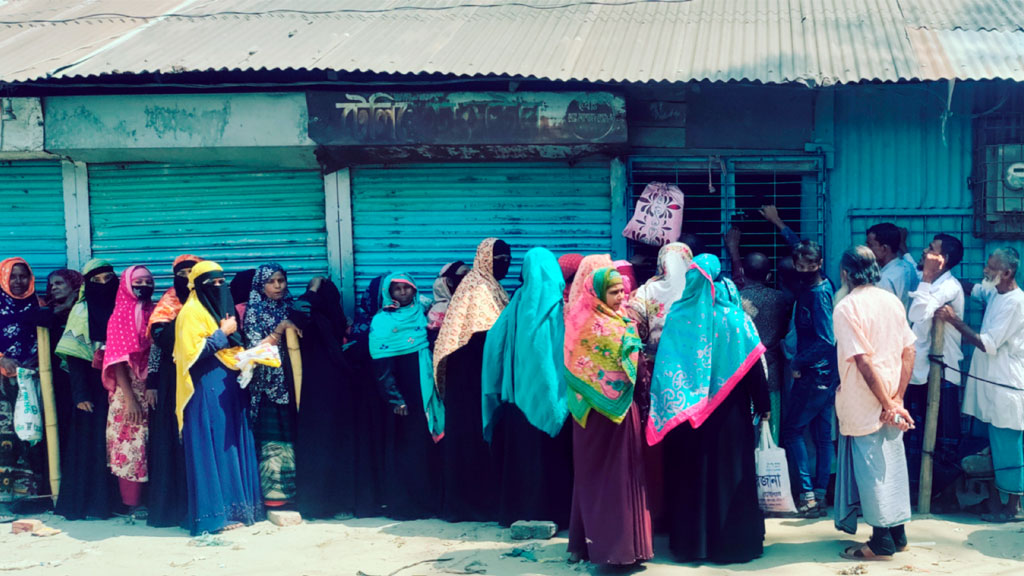 চাল কিনতে ভোরেই সারিতে