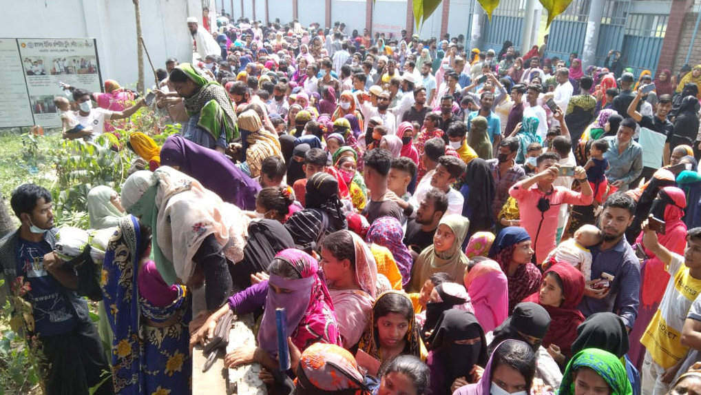 হুড়োহুড়ি আর বিশৃঙ্খলায় চলছে টিকাদান