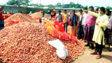 হাটে অতিরিক্ত খাজনা আদায়