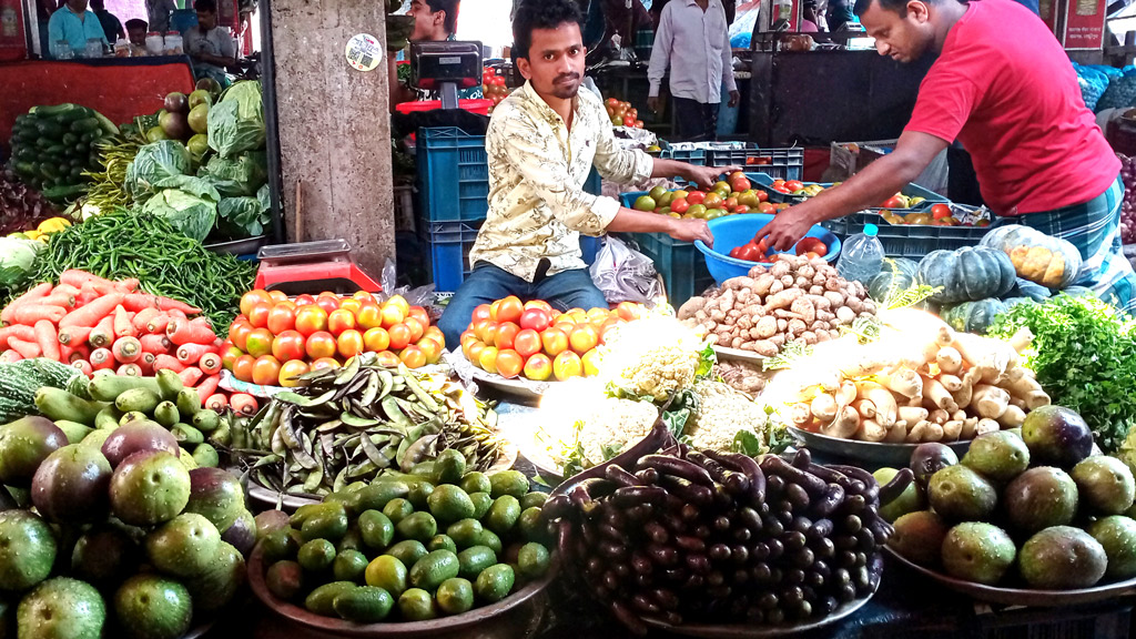 বিপাকে মধ্যবিত্ত মানুষও