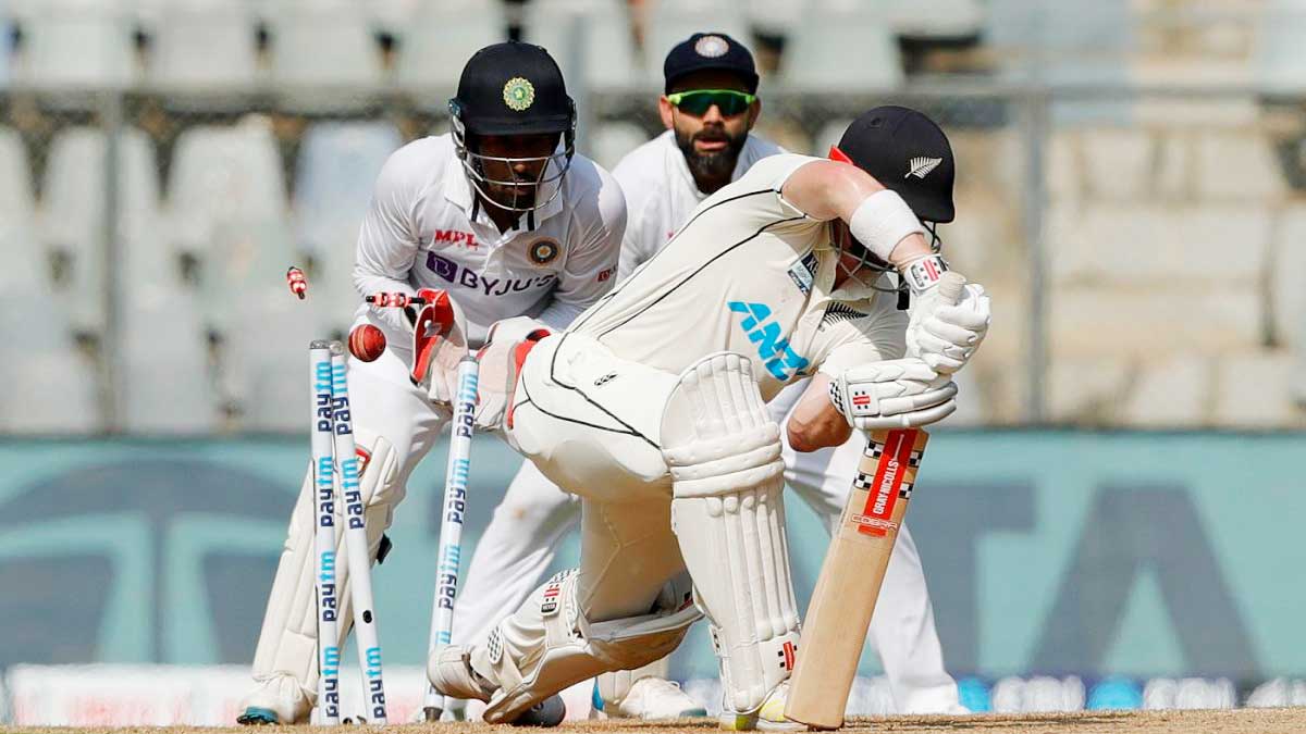 আজাজের জবাব অশ্বিনরা সবাই মিলে দিলেন