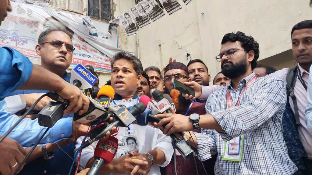 টঙ্গীর শহীদ আহসান উল্লাহ মাস্টার জেনারেল হাসপাতাল ভোটকেন্দ্রে ভোট দিয়েছেন স্বতন্ত্র মেয়র প্রার্থী সরকার শাহানুর ইসলাম রনি। ছবি: আজকের পত্রিকা