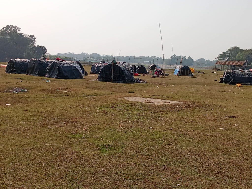 যাযাবর বেদে সম্প্রদায়ের লোকজন সাধারণত নদীতে নৌকায় থাকেন। কিন্তু শীতকালে নদীতে পানি কমে গেল জীবিকা নির্বাহের জন্য স্থলভাগে চলে আসেন। এ সময় তাঁরা দেশের বিভিন্ন জায়গায় এমন ছাপড়া ঘরে থাকেন। আটপাড়ার দুওজ বাজার থেকে তোলা, নেত্রকোনা, ৩১ ডিসেম্বর ২০২৪। ছবি: ফয়সাল চৌধুরী