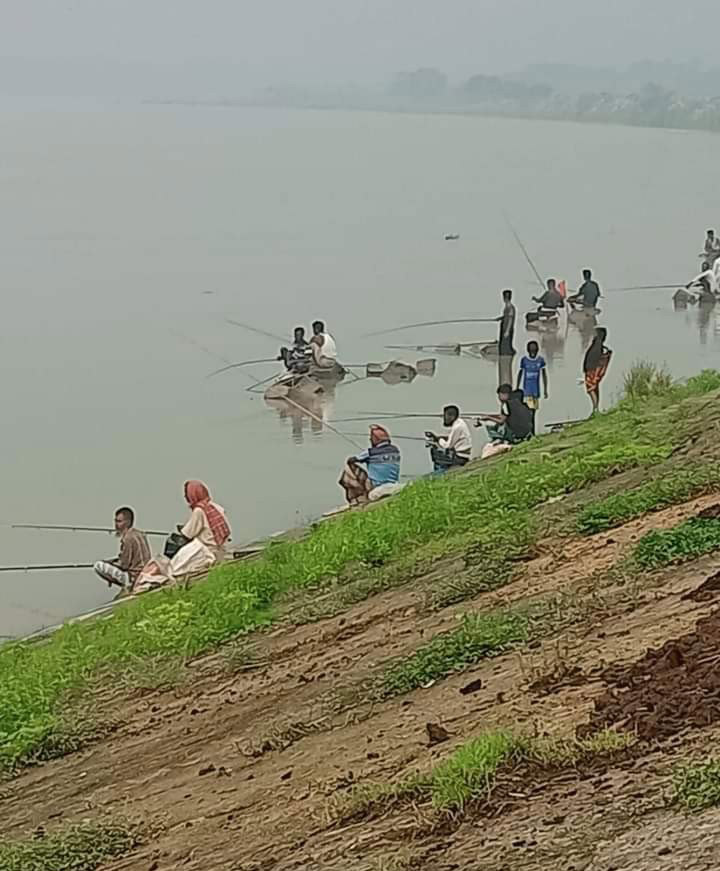 পাটকেলঘাটায় বিভিন্ন এলাকা এখনো ডুবে আছে পানিতে। মাঠে নেই সবুজ ফসল, নেই কাজকর্ম। সাধারণ মানুষ বড়শি দিয়ে মাছ শিকার করছে। তালা উপজেলার পাটকেলঘাটার শাকদহ বিল থেকে তোলা, সাতক্ষীরা, ৩০ অক্টোবর ২০২৪। ছবি: মুজিবুর রহমান