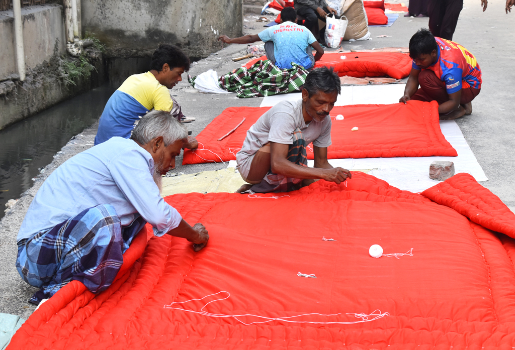 হালকা শীত পড়তে শুরু করেছে। কারিগরের তাই ব্যস্ত হয়ে পড়েছেন লেপ বানানো কাজ। নগরীর সাহেববাজার গণকপড়া তুলাপট্টি এলাকা থেকে তোলা, রাজশাহী, ২৭ নভেম্বর ২০২৪। ছবি: মিলন শেখ