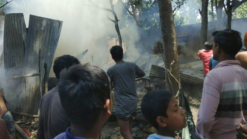 শিবগঞ্জে ভিক্ষুকের বসতঘরে আগুন
