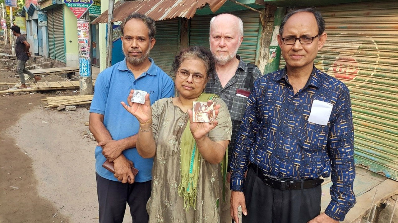 মা-বাবার সন্ধানে আবারও খুলনায় ডেনিশ নারী, তিন দিন ধরে ঘুরছেন পথে পথে