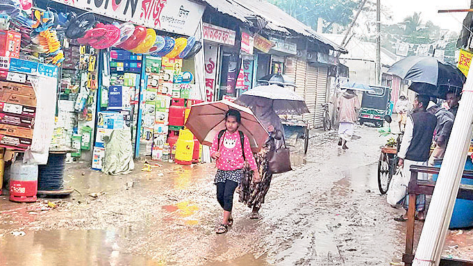 জাওয়াদের প্রভাবে বৃষ্টি  বিপাকে নিম্ন আয়ের মানুষ