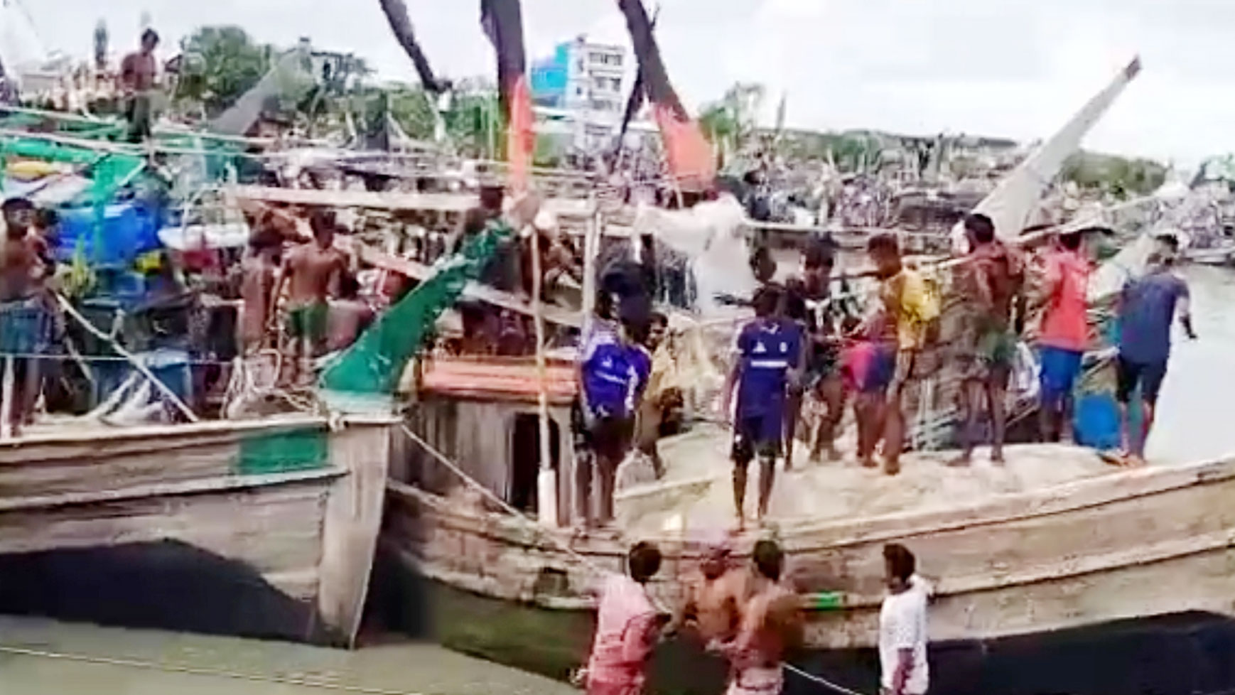 জেলেদের সংঘর্ষে আহত ১৫