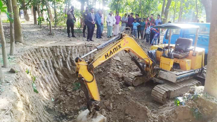 হালদা পাড়ের মাটি বিক্রির দায়ে ইউপি সদস্যকে জরিমানা