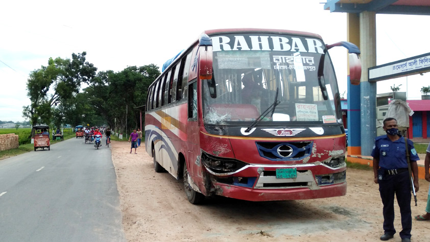 বিরলে সড়ক দুর্ঘটনায় নিহত ১, আহত ৪