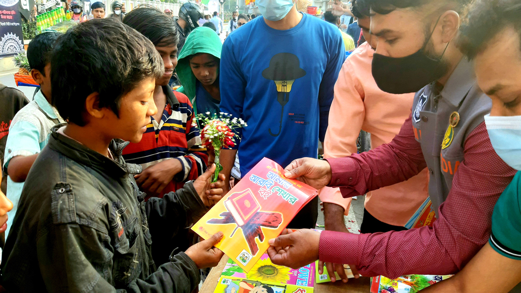 শহীদ দিবসে শিশুদের মধ্যে বই বিতরণ