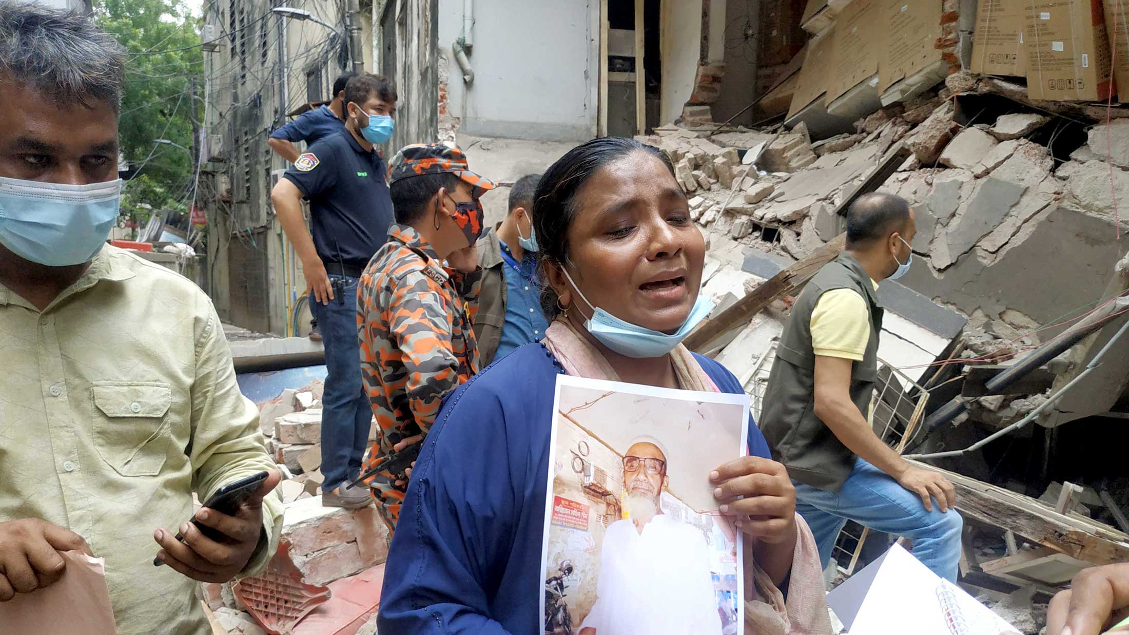 মগবাজার বিস্ফোরণ: ধ্বংসস্তূপে বাবার লাশ খুঁজছেন হেনা বেগম