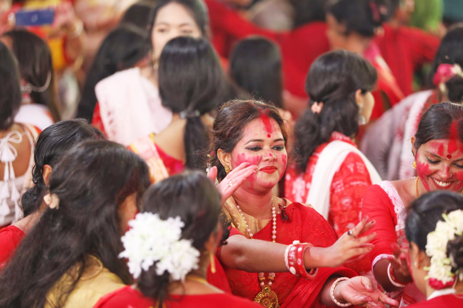 শারদীয় দুর্গোৎসব উপলক্ষে রাজধানীর ঢাকেশ্বরী মন্দিরে মা দুর্গার বিদায়ের পূর্বে সিঁদুর খেলায় মেতে ওঠে ভক্তবৃন্দ। ঢাকেশ্বরী মন্দির, ঢাকা, ৫ অক্টোবর, ২০২২। ছবি: সজল