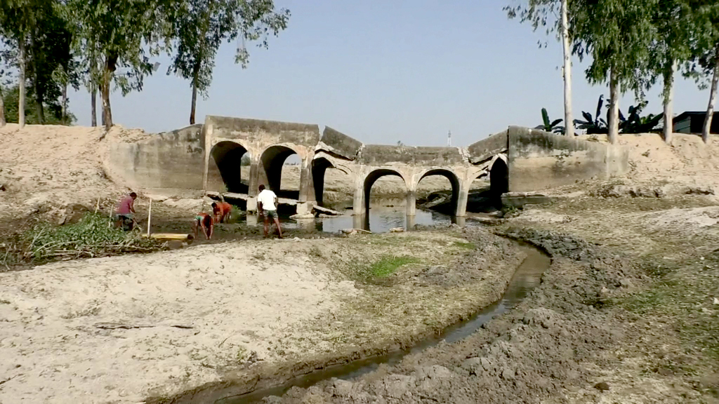 ডোমারে দেবে গেছে সেতু  দুর্ভোগ লাখো মানুষের