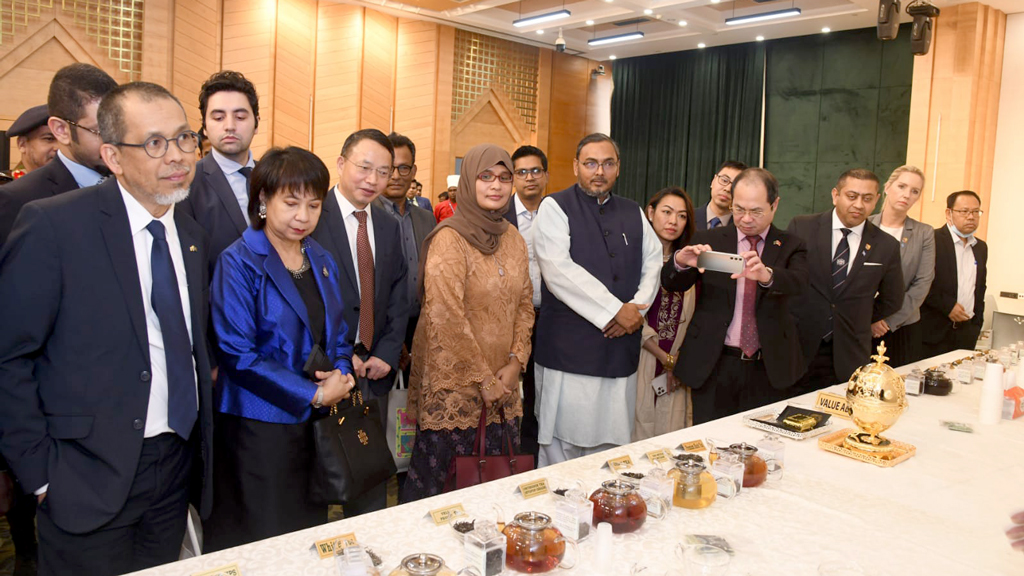 আন্তর্জাতিক বাণিজ্য মেলা পরিদর্শন করলেন রাষ্ট্রদূতসহ বিদেশি কুটনীতিকেরা