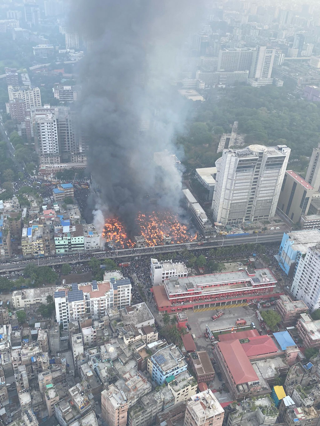  আজ মঙ্গলবার সকাল ৬টার দিকে আগুন লাগে।