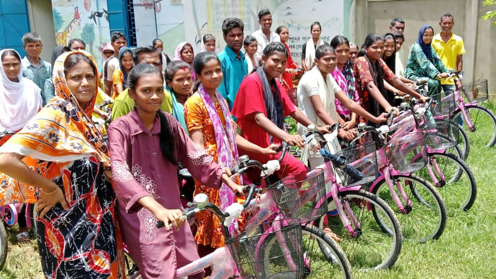 কমলগঞ্জে শিক্ষার্থীদের মধ্যে ৫০টি বাইসাইকেল বিতরণ