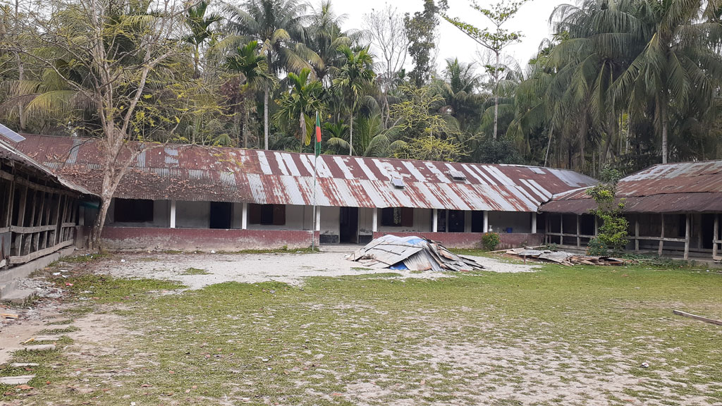 বিদ্যালয়ের ভবন তৈরির কাজের মেয়াদ শেষ বহু আগে, উঠেছে কেবল একটি পিলার