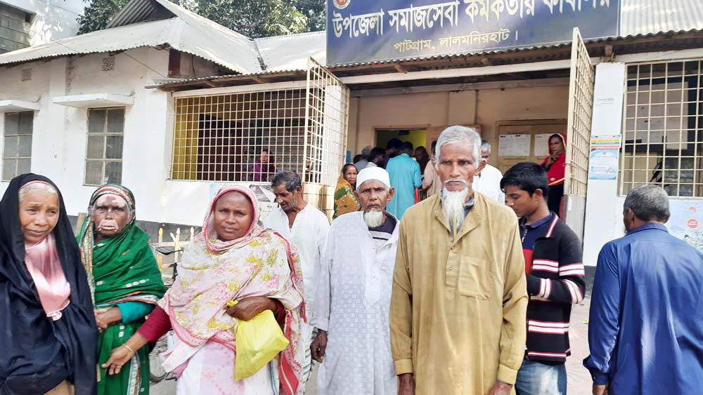 পাটগ্রামে ভাতা পেতে ভোগান্তি, টাকা যাচ্ছে অন্য নম্বরে