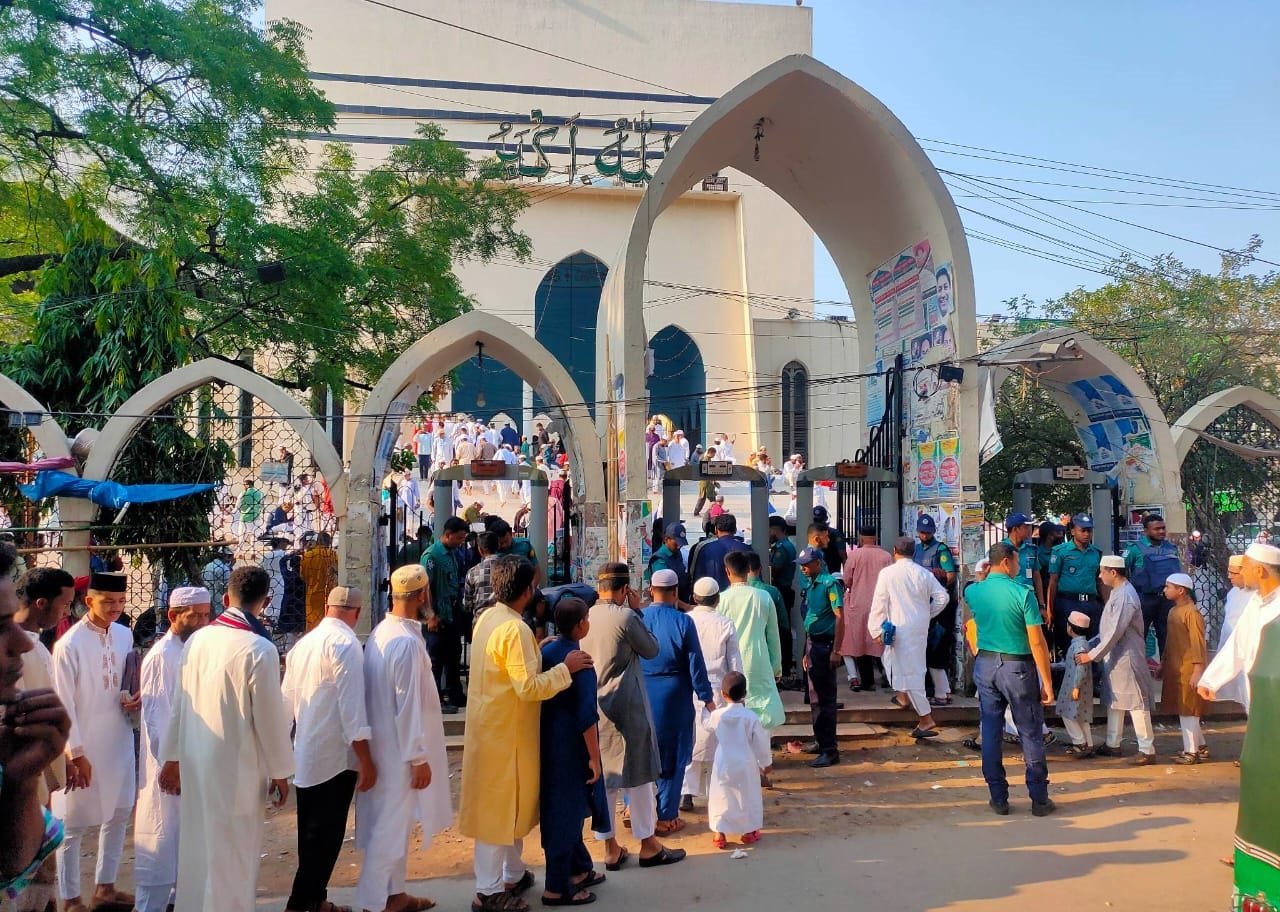 ছবিতে বায়তুল মোকাররমে ঈদের প্রথম জামাত