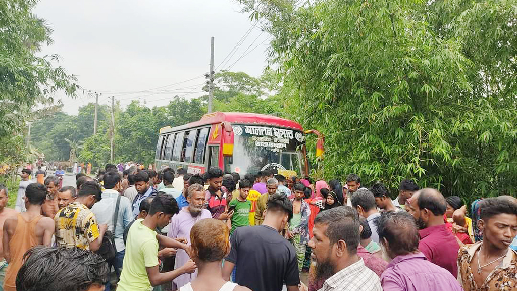 ত্রিশালে বাস ও মোটরসাইকেলের মুখোমুখি সংঘর্ষে নিহত ২