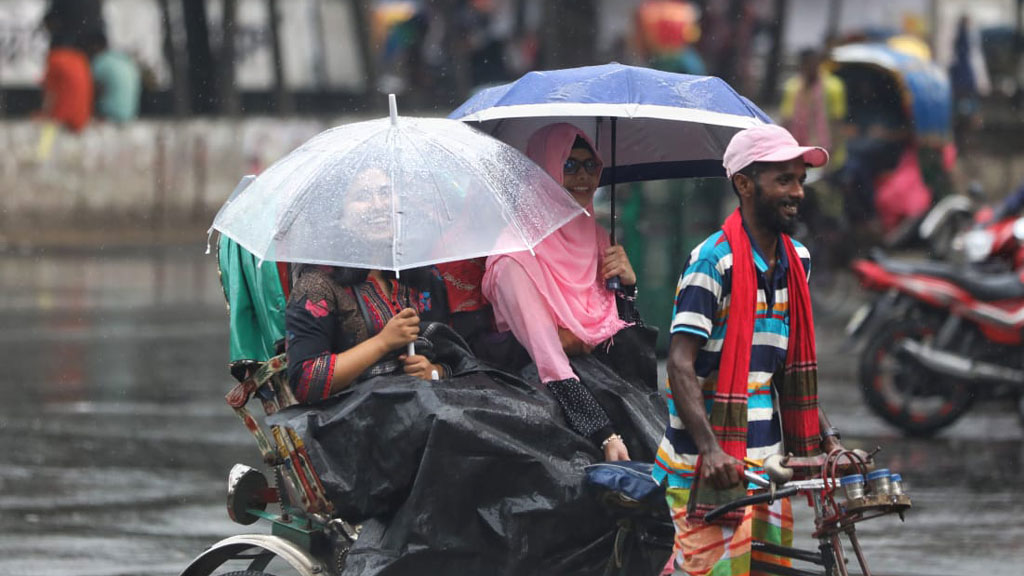 সকাল থেকে ভ্যাপসা গরমের পর দুপুরে স্বস্তির বৃষ্টি। টিএসসি, ঢাকা, ৩ মে ২০২৩। ছবি: জাহিদুল ইসলাম