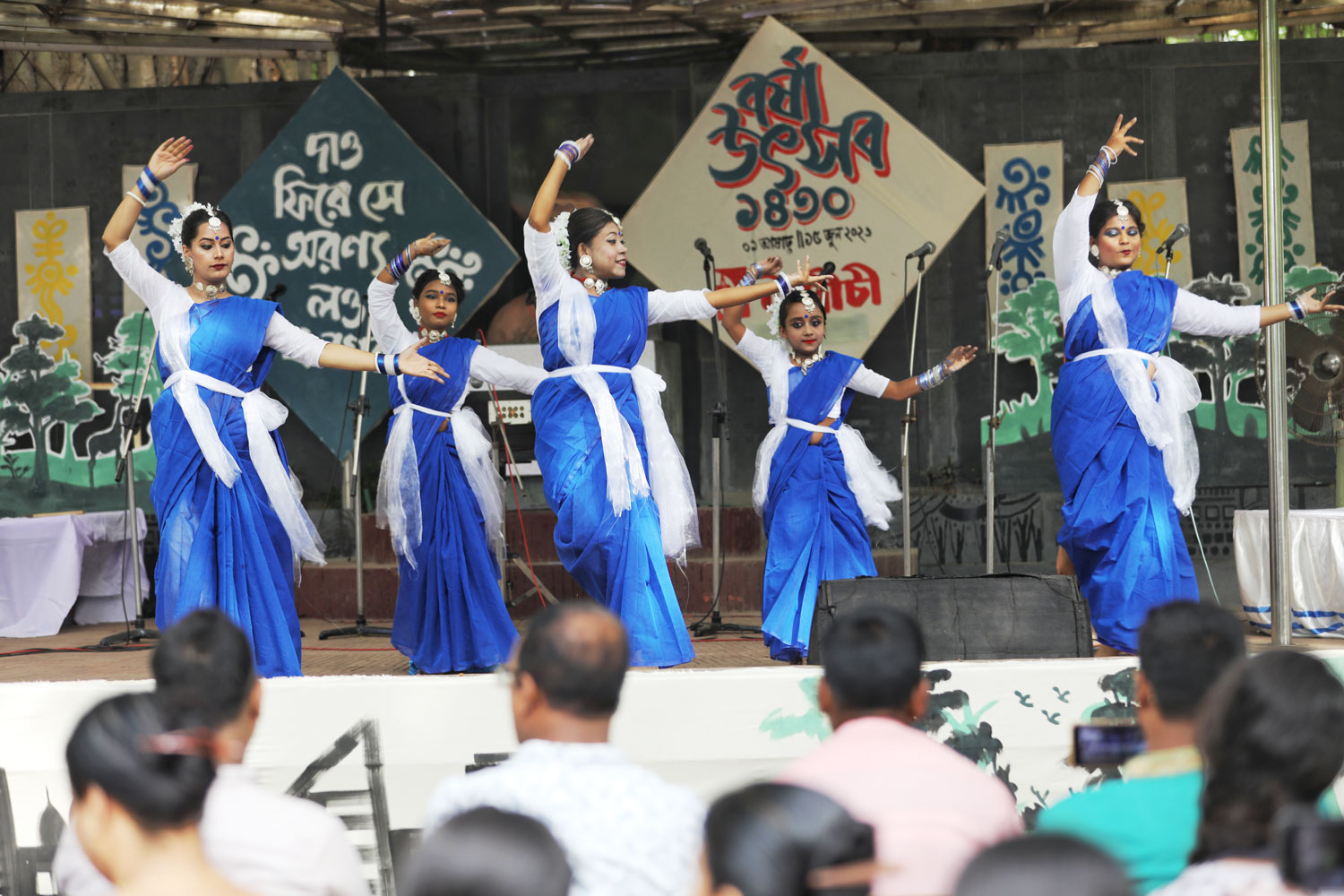 আজ পয়লা আষাঢ়। বাংলা একাডেমি নজরুল মঞ্চে আষাঢ় উৎসব পালন করেছে উদীচী শিল্পীগোষ্ঠী। নাচ গানের মাধ্যমে পালন করা হচ্ছে উৎসব। ছবি: জাহিদুল ইসলাম