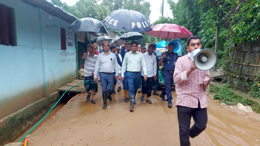 পাহাড়ে ঝুঁকিপূর্ণ বসবাসকারীদের সরে যেতে মাইকিং