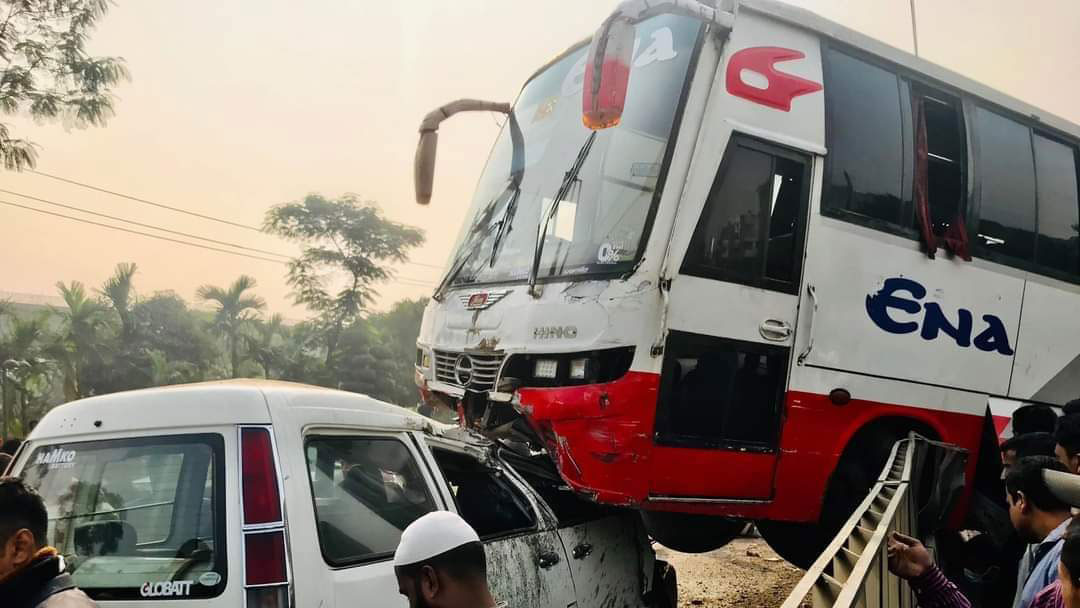 ডিভাইডারে উঠে মাইক্রোকে চাপা দিল এনা