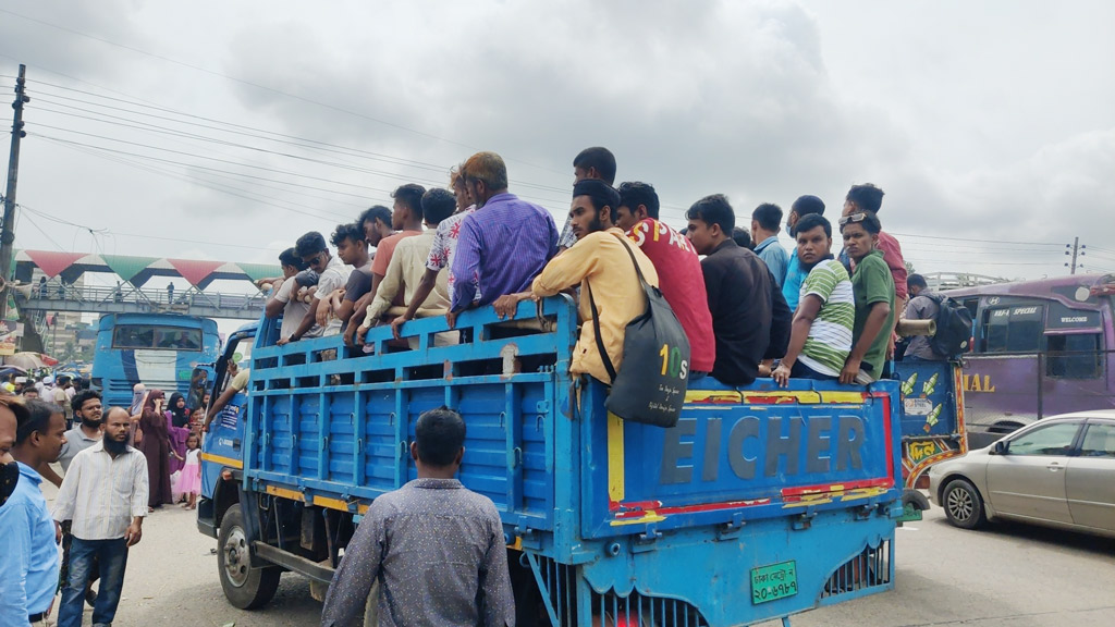 ঢাকা-চট্টগ্রাম মহাসড়কে যানবাহনের সংকট, ট্রাকে বাড়ি ফিরছে মানুষ