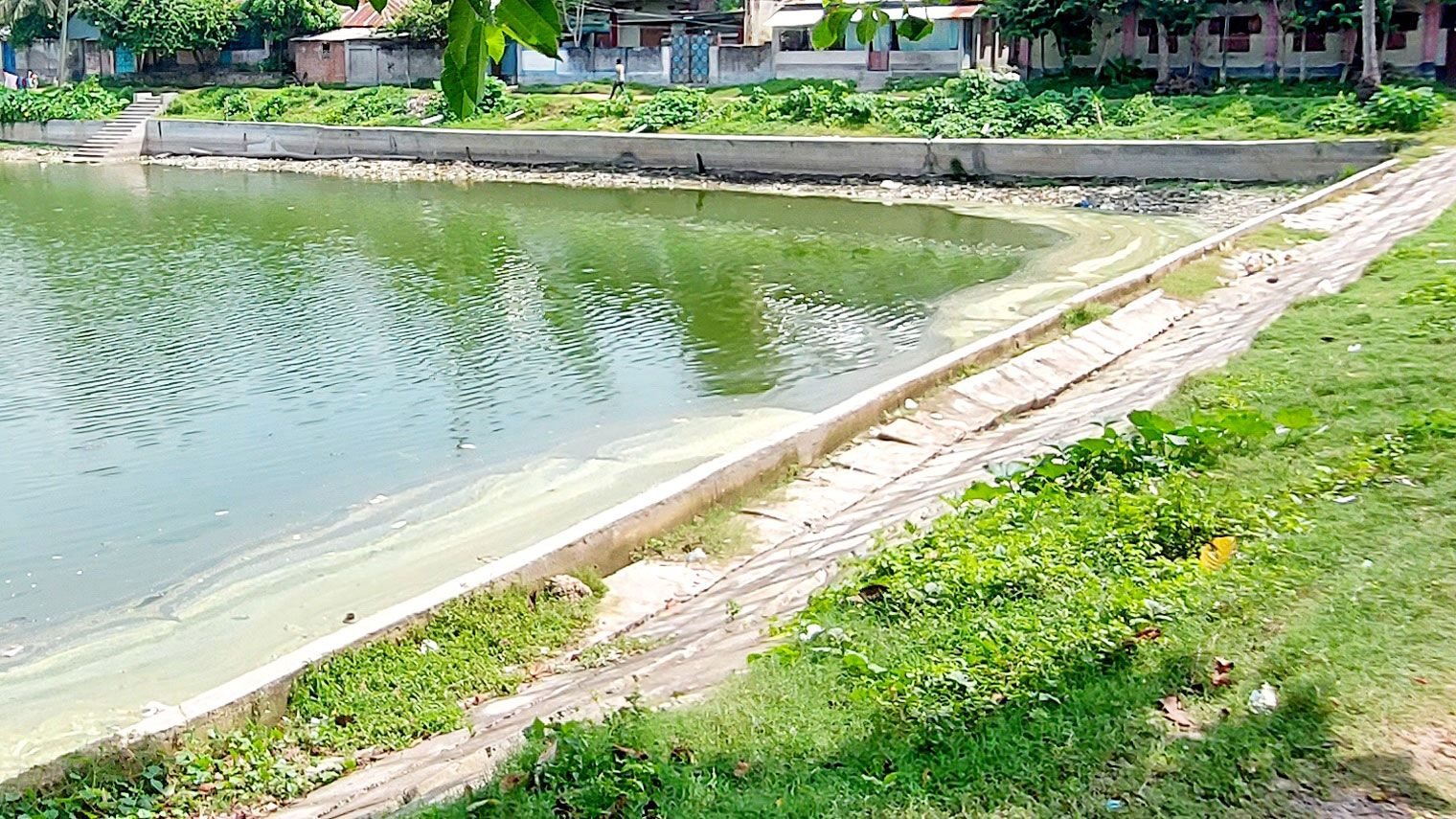 বছর না ঘুরতেই ধসে গেছে শিবচৌকির বাঁধ 