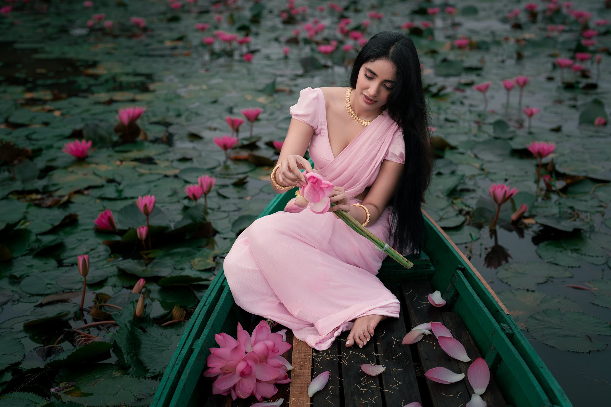 অ্যালকোহল রয়েছে এমন যেকোনো প্রসাধনী এ সময় এড়িয়ে চলুন। মডেল: মিথিলা, ছবি: জয়িতা তৃষা