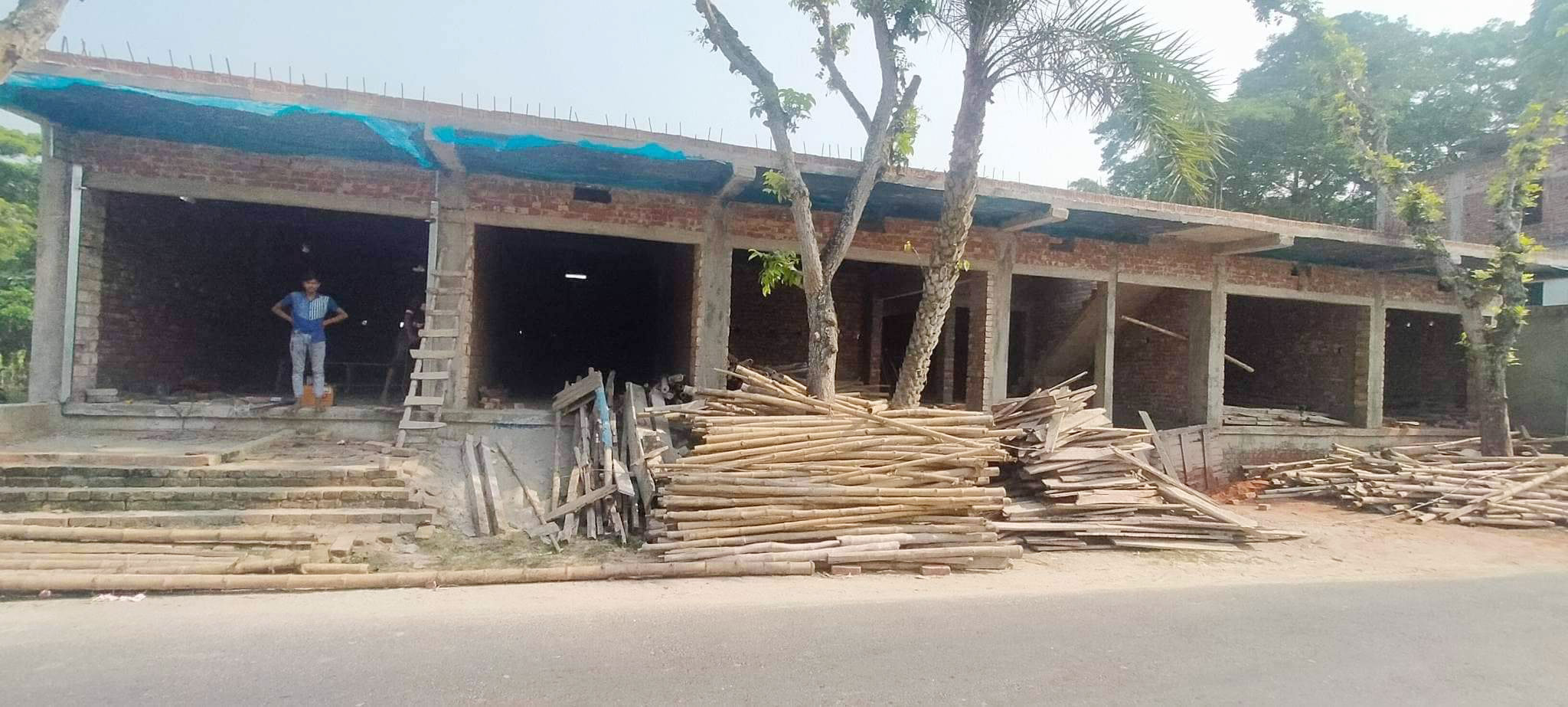 স্ত্রী ও শ্যালক-শ্যালিকার নামে বিদ্যালয়ের জমি লিখে দিলেন সভাপতি