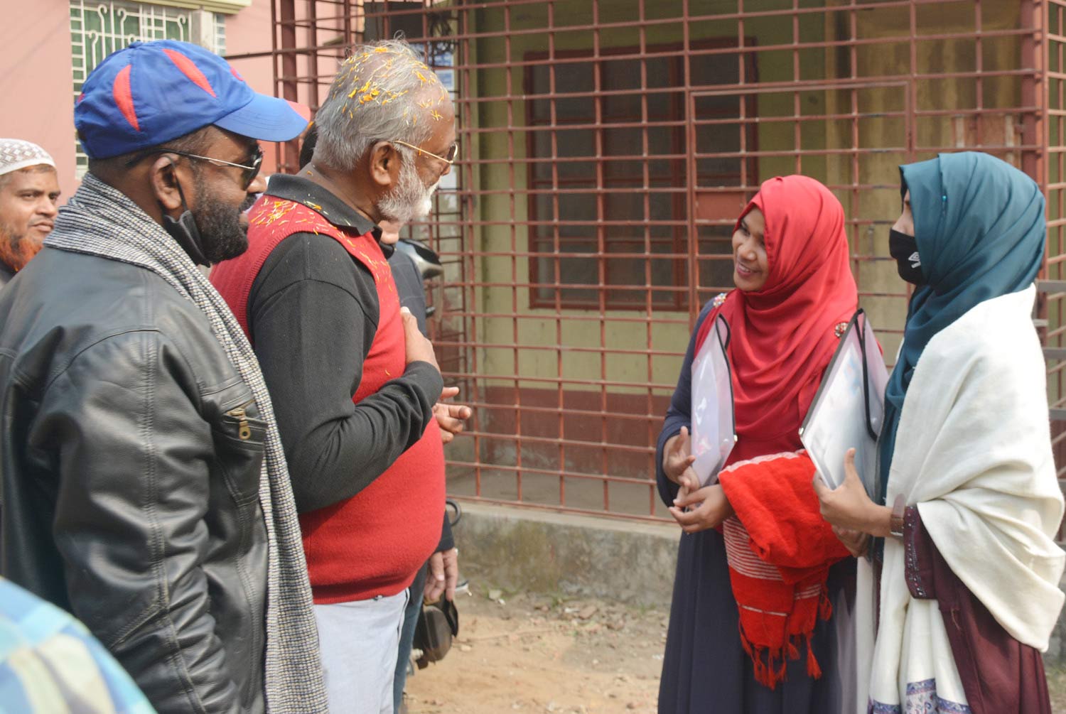 হাস্যোজ্জ্বল দুই পরীক্ষার্থীর সঙ্গে তৈমূর আলম খন্দকারের কথোপকথন।