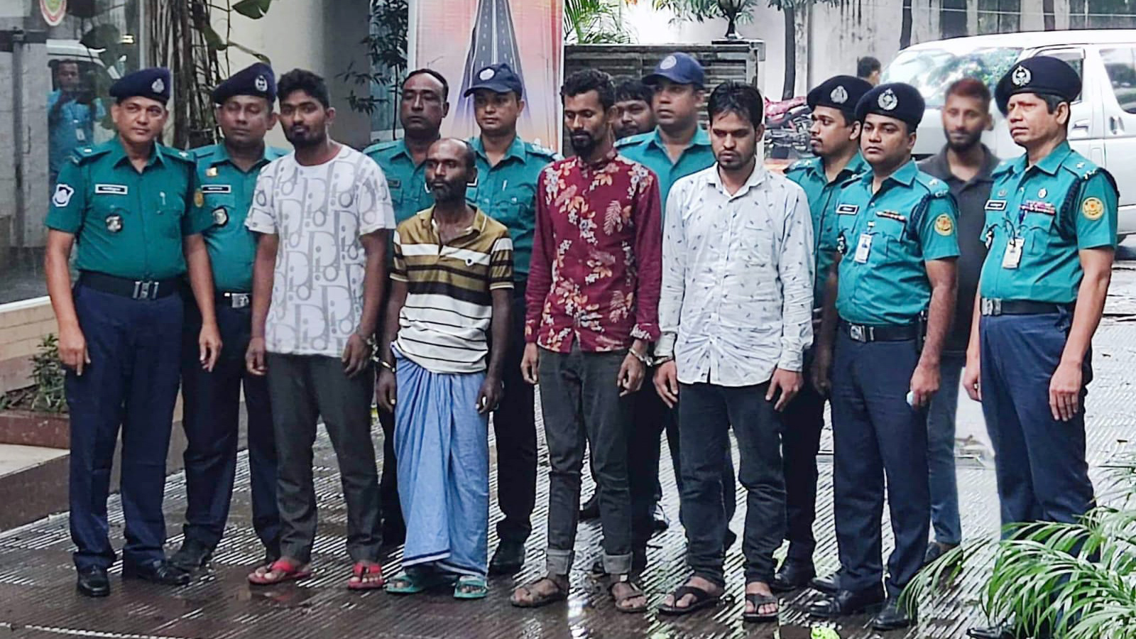 ডাব বিক্রেতা সেজে ফাঁকা বাসা টার্গেট করত চোর চক্রটি