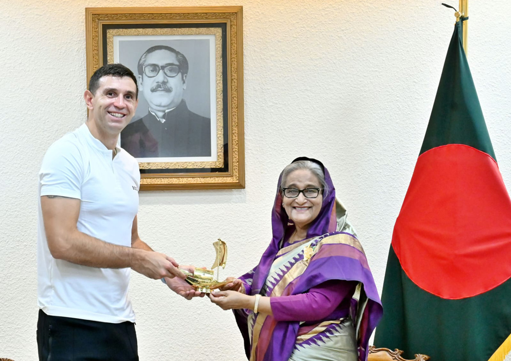 আর্জেন্টাইন ফুটবলার এমিলিয়ানো মার্তিনেজকে নৌকা উপহার দেন প্রধানমন্ত্রী শেখ হাসিনা। ছবি: প্রধানমন্ত্রীর কার্যালয়ের সৌজন্যে