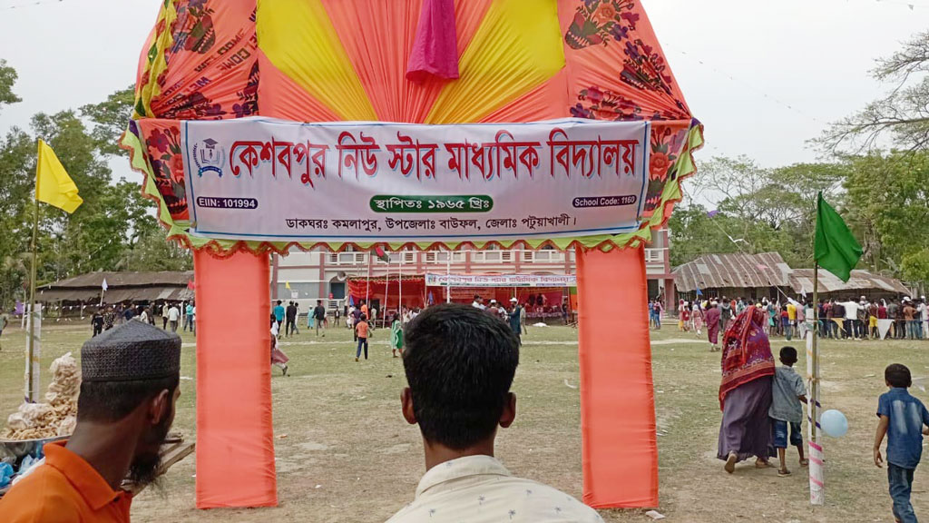 বাউফলে সরকারি নির্দেশনা উপেক্ষা করে বিদ্যালয়ের বার্ষিক অনুষ্ঠান