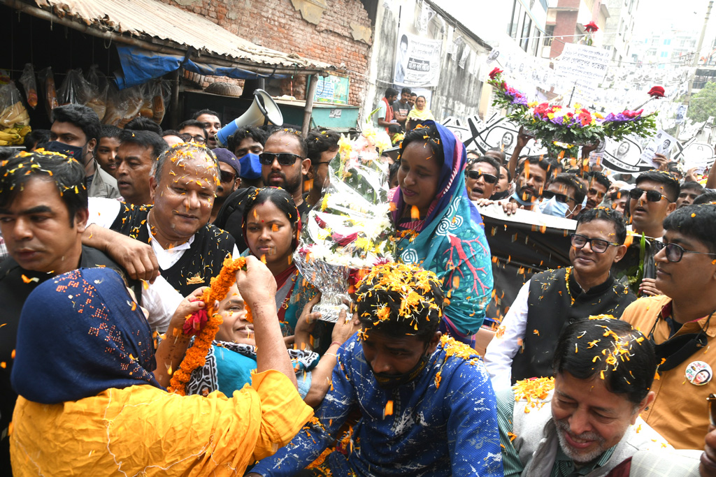 মেয়র প্রার্থী ডা. সেলিনা হায়াৎ আইভীকে নগরের বিভিন্ন এলাকায় গণসংযোগ শেষে ফুল দিয়ে বরণ করা হয়।