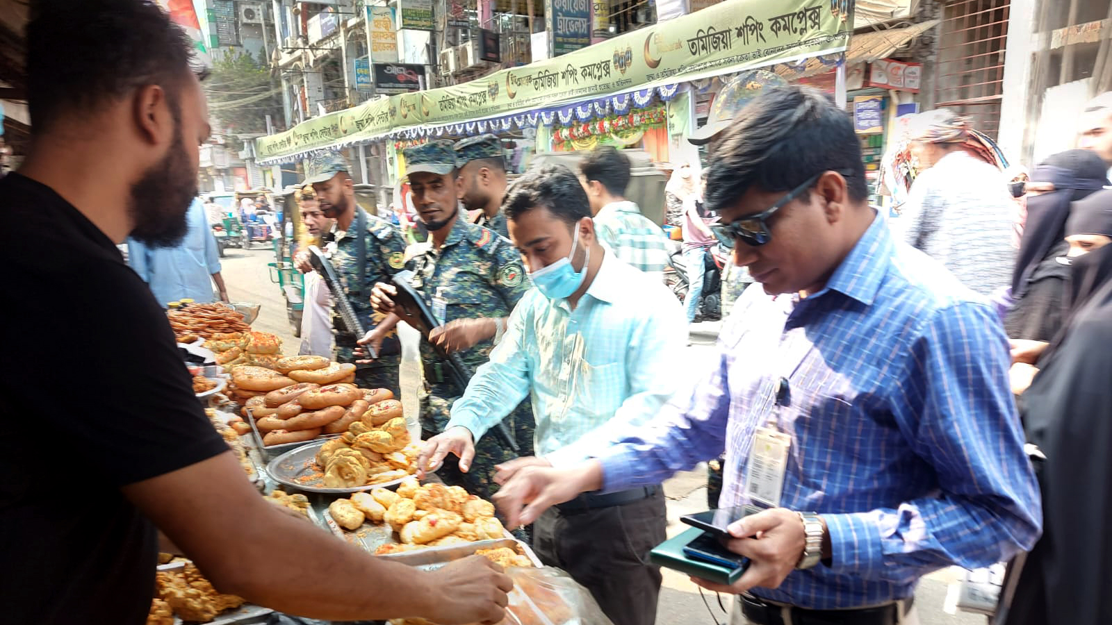 পোকা ধরা বেগুন দিয়ে বেগুনি তৈরি, রেস্তোরাঁর মালিককে জরিমানা