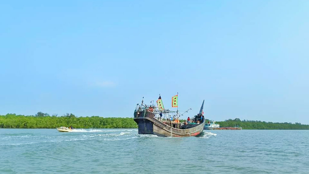 বাংলাদেশের জলসীমায় ভারতীয় ট্রলারের দাপট